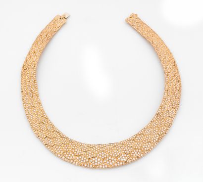 Collier ruban Ribbon necklace 

in 18K (750) gold, articulated with interlocking...