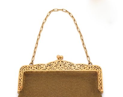 Sac du soir Evening bag 

in 18K (750) gold mesh, the clasp repercé of volutes and...