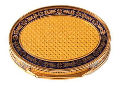Boîte-tabatière Box-tabatière

Oval gold box-chased concentric circles framed by...