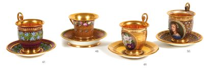 SEVRES et divers SEVRES et divers
Tasse ovoïde et une soucoupe en porcelaine à fond...