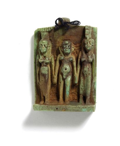 Amulette représentant la triade isiaque avec Harpocrate enfant debout entre Isis