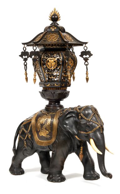 JAPON XIXÈME JAPON XIXÈME
Brûle-parfum (Koro) représentant un éléphant harnaché en...