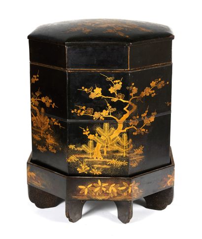 JAPON VERS 1900 JAPON VERS 1900
Boîte octogonale sur socle en bois laqué noir et...