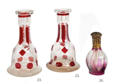 TRAVAIL ÉTRANGER VERS 1900 FOREIGN WORK AROUND 1900
Pair of translucent glass vases...