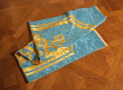 Tapis de table en soie moirée vieux bleu surpiqué de galons or à décor de ferron