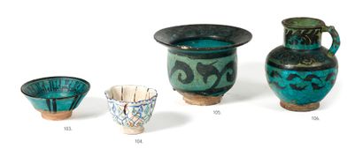 Pot à large rebord Wide rim pot
Open-necked siliceous ceramic vase, painted black...