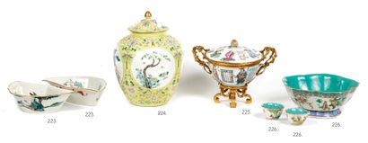 CHINE - XIXe siècle CHINA - 19th century
Porcelain covered bouillon decorated in...