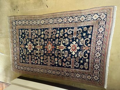 Petit tapis à décor de motifs floral stylisé sur fond bleu