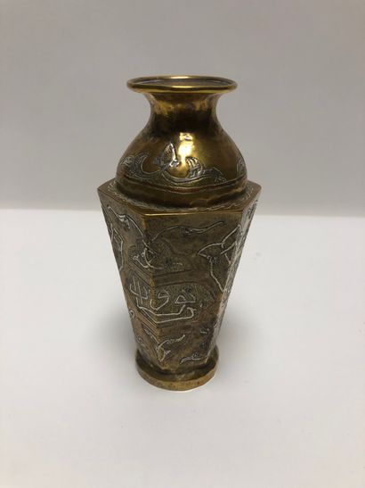 Vase de forme hexagonale en laiton, incrustations de cuivre et d'argent