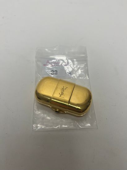 Minaudière YSL en métal doré orné d'une pierre de couleur