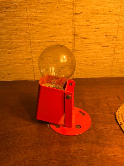 Petite lampe de bureau en métal rouge