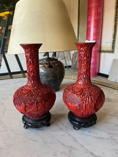 Paire de vases de forme balustre en laque rouge