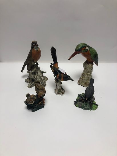 Cinq oiseaux en porcelaine ou composition, dont Capodimonte