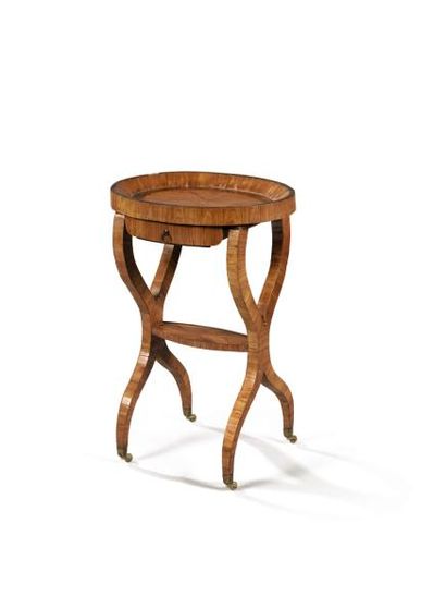 Table travailleuse en placage de bois de rose, plateau ovale incurvé, ceinture o