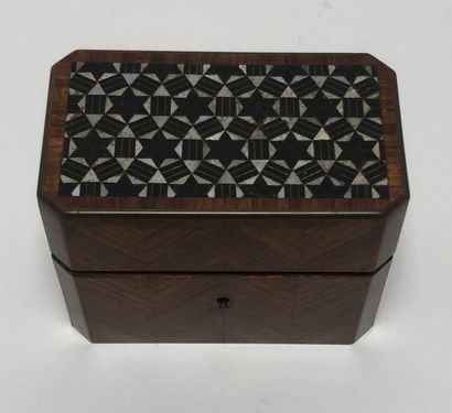 Boîte formant tirelire en placage de bois de rose, couvercle à décor étoile de n