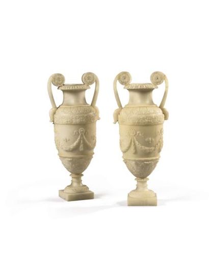 Deux vases balustres en albâtre à décor de feuilles d'acanthes, guirlande de fle