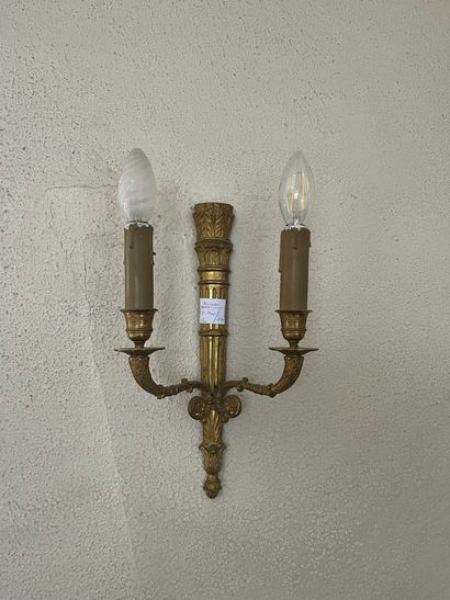 Paire d'appliques à deux lumières en bronze doré à décor de carquois