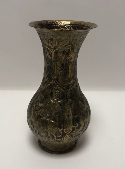 Vase en cuivre doré à décor de personnages et animaux en repoussé