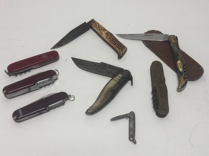 Huit couteaux de poche, anciens et modernes
