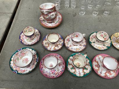 Ensemble de tasses à café et tasses à thé à décors différents en porcelaine de M