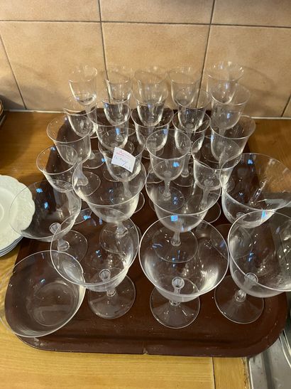 Petite partie de verres Lalique 6 grands 1 coupe de champagne, 9 moyens et 10 pe
