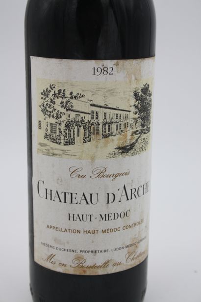 null 6 bouteilles
Château d'Arche 1982 Cru bourgeois Haut Médoc, niveaux : 4 légèrement...