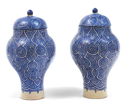 null Deux grandes jarres, khabia, formant paire, en faïence à décor bleu-et-blanc...