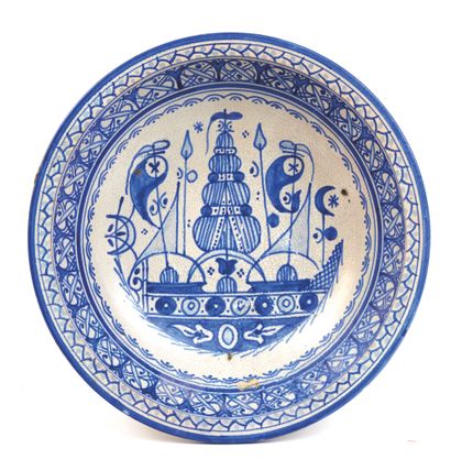 Blue-and-white boat dish. Large earthenware...