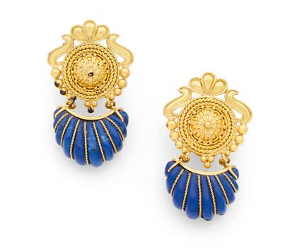 Paire de pendants d'oreilles Pair of earrings 
in 18K (750) gold, decorated with...