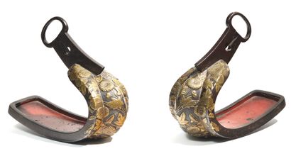 null JAPAN - Middle EDO period (1603 - 1868)
Pair of iron stirrups (abumi) inlaid...