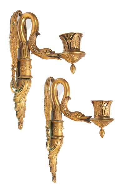 null Pair of sconces
 in chased ormolu, decorated with palmettes and stars. Swan-necked...