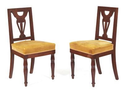 null Pair of chairs 
in mahogany and mahogany veneer. They stand on double-baluster...