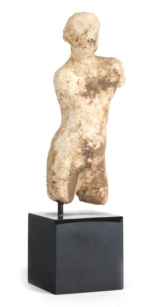 Statuette of a nude ephebe.
White marble....