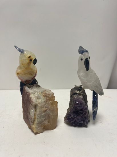 Deux oiseaux perroquet en cristal de roche et lapis lazuli