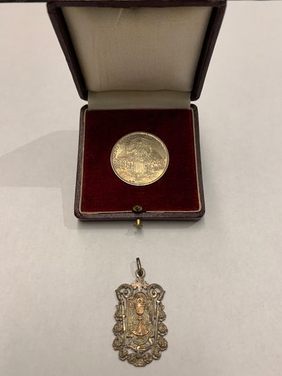 Médaille en argent à décor de calice appliqué gravée 28 mai 1891
