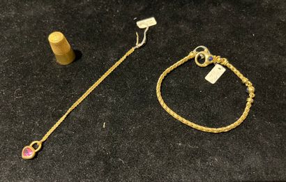 Ensemble de deux bracelets en or jaune 18k 750°°, l'un orné d'un petit pendentif