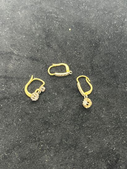 Trois pendants d'oreilles dépareillés avec minuscules diamants