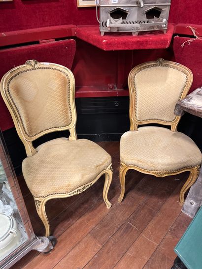 Suite de quatre chaises en bois laqué crème