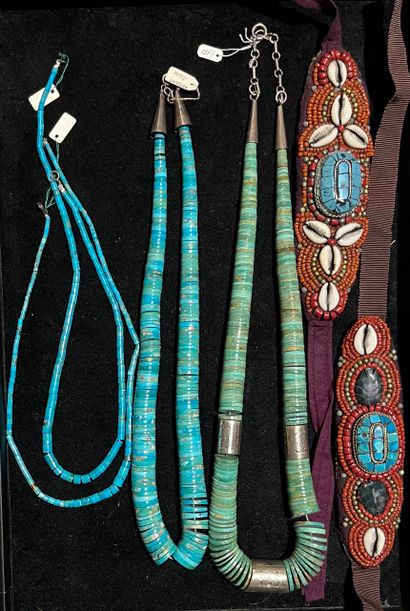 Ensemble de quatre colliers en turquoise et deux éléments de coiffe en perles co