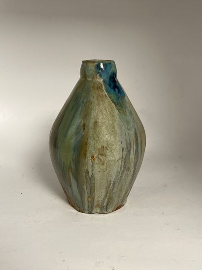 null Beige and blue ceramic vase.
Signed Langlade.
Height: 25 cm
