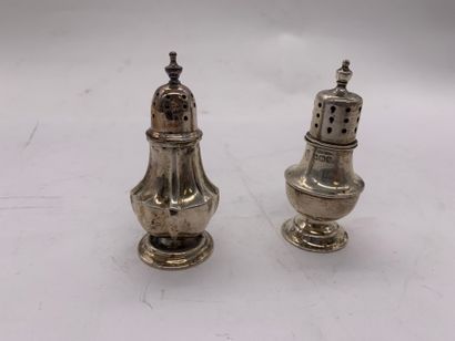 null Silver salt and pepper shaker
English work, London
Height : 8 cm
Weight : 49...