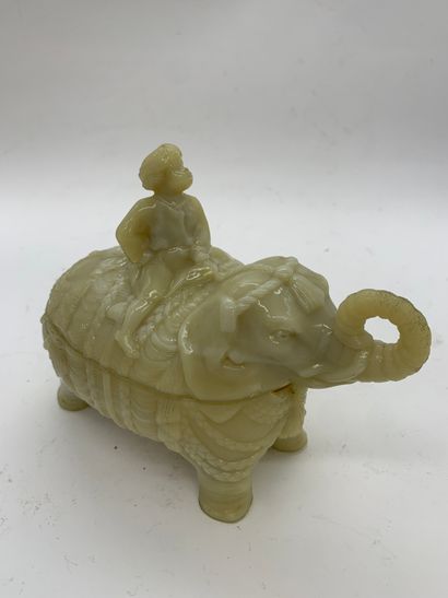 null Elephant and his mahout in opaline forming a confiturier
Work of the 19th century.
Height...