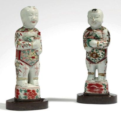 null CÉRAMIQUE DE LA CHINE EPOQUE KANGXI (1662 - 1722) Paire de hoho debout en porcelaine...
