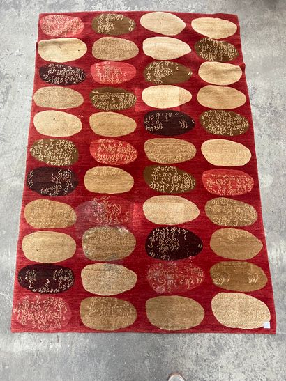 null Carpet decorated with ovals on a red background.
186 x 124 cm
Odegard
(stai...