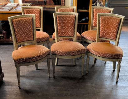 null Six grey lacquered wood chairs. Pink velvet upholstery.
Directoire period.
Height:...