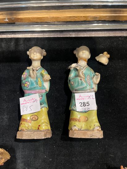 null Two small polychrome porcelain "servant" figures from China. 19th century.
(One...