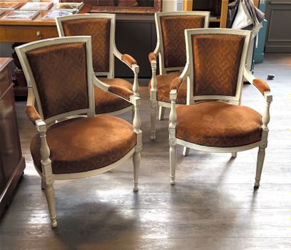 null Four grey lacquered wood armchairs. Upholstered in brown velvet.
Directoire...