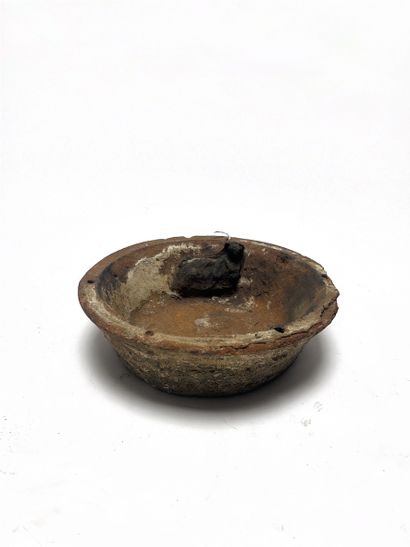 null Flat-bottomed bowl with a banker figure.
Common ochre terracotta. Chips, limestone...