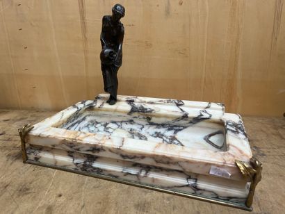 null Rectangular basin in veined white marble surmounted by a woman with a bronze...