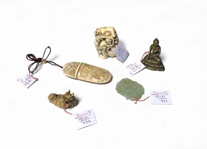 null Set of 5 pieces : 
- A bone Inro decorated with dragons
- A set of carved bone...